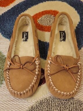 Clarks Women's Tan Suede Moccasin Slippers with Bow